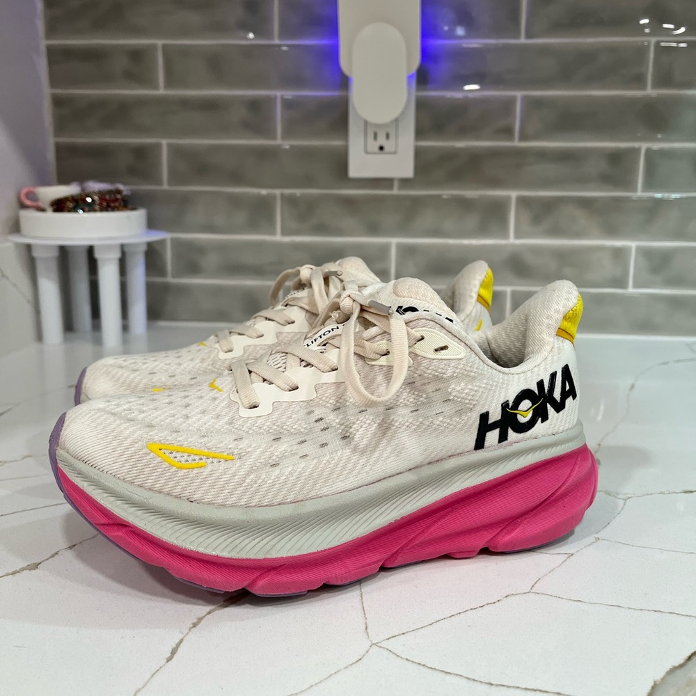 Hoka Clifton 9 Running Shoes. Women’s Size 6B Color Cream - Picture 2 of 10